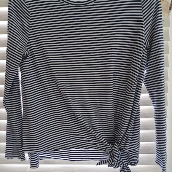 Vineyard Vines Women’s M Long Sleeve Top Navy White Striped Tie Front Cotton - Picture 4 of 5